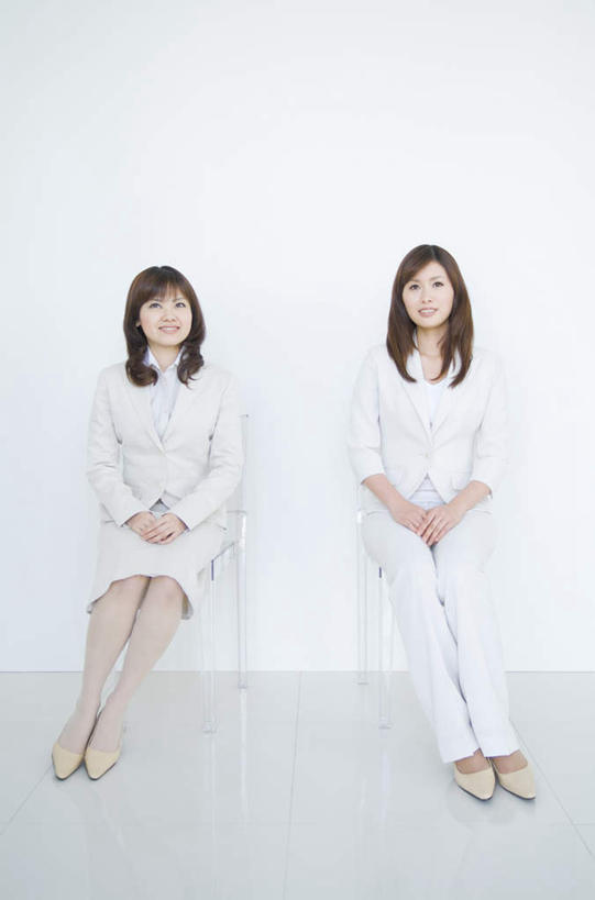 东方人,两个人,伙伴,朋友,商务人士,商务女性,坐,笑,微笑,竖图,室内,白天,白色背景,正面,友谊,亚洲,套装,墙,注视,黄种人,墙壁,墙面,白色,观察,看,手放前,摄影,影棚,观看,察看,关注,商务装,工薪阶层,友情,年轻女性,女人,女性,亚洲人,白领,上班族,坐着,彩图,全身,影棚拍摄,拍摄