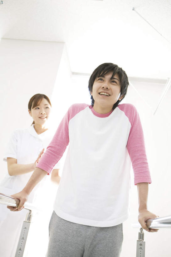 东方人,两个人,医生,病人,医院,栏杆,站,笑,微笑,竖图,室内,白天,正面,工作服,制服,亚洲,扶手,注视,黄种人,护栏,观察,看,站着,医护人员,医疗人员,康复,观看,察看,关注,医疗机构,工作制服,男人,男性,年轻男性,年轻女性,女人,女性,亚洲人,大夫,患者,就医者,站立,半身,彩图,工作套服,病院,诊所