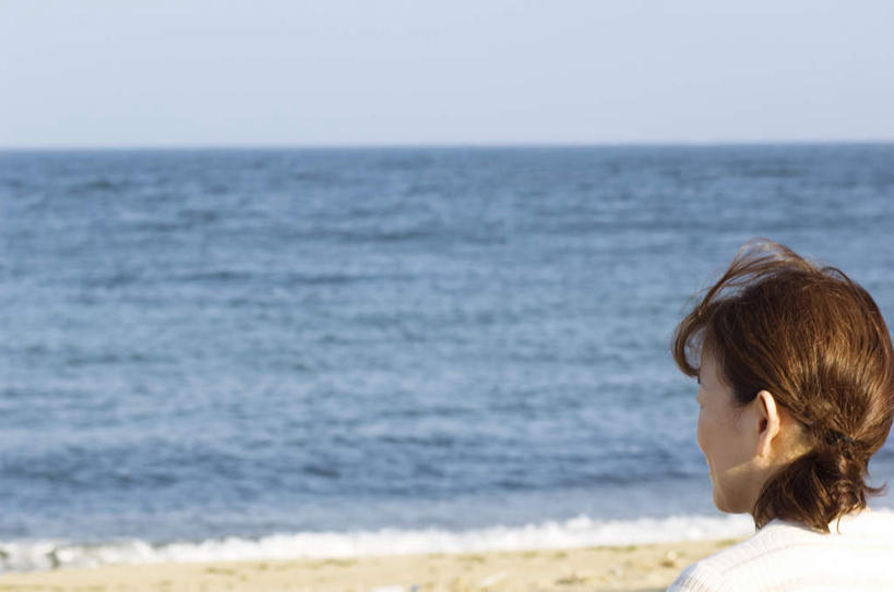 东方人,一个人,站,横图,室外,白天,旅游,度假,海浪,海洋,美景,沙滩,亚洲,仅一个年轻女性,仅一个女性,仅一个人,服装,沙子,海岸,景观,浪花,水平线,辽阔,海平线,沙地,休闲装,黄种人,娱乐,背面,衣服,自然,海水,站着,享受,休闲,广阔,休闲服,景色,放松,服饰,一望无际,自然风光,海景,无边无际,一马平川,年轻女性,女人,女性,亚洲人,大海,风浪,海,海水的波动,海滩,近岸浪,涌浪,站立,半身,彩图,水天相接,水天一线