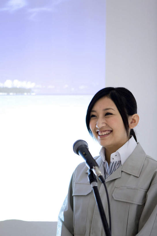 东方人,一个人,工程师,建筑工人,建筑师,站,笑,微笑,露齿笑,竖图,室内,白天,正面,工作服,制服,显示器,亚洲,仅一个年轻女性,仅一个女性,仅一个人,屏幕,注视,黄种人,显示屏,黑色,话筒,观察,看,站着,观看,察看,麦克风,关注,扩音器,传声器,输出设备,微音器,工作制服,年轻女性,女人,女性,亚洲人,长发,技师,建筑工,建筑设计师,站立,半身,彩图,工作套服