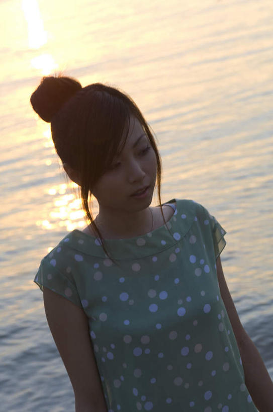 东方人,一个人,站,竖图,室外,白天,正面,T恤衫,海浪,海洋,日落,亚洲,仅一个年轻女性,仅一个女性,仅一个人,服装,圆点,浪花,晚霞,霞光,T恤,注视,休闲装,黄种人,衣服,海水,黄昏,观察,看,站着,休闲,休闲服,彩霞,服饰,观看,察看,关注,海景,年轻女性,女人,女性,亚洲人,大海,风浪,海,海水的波动,近岸浪,涌浪,夕阳,站立,半身,彩图