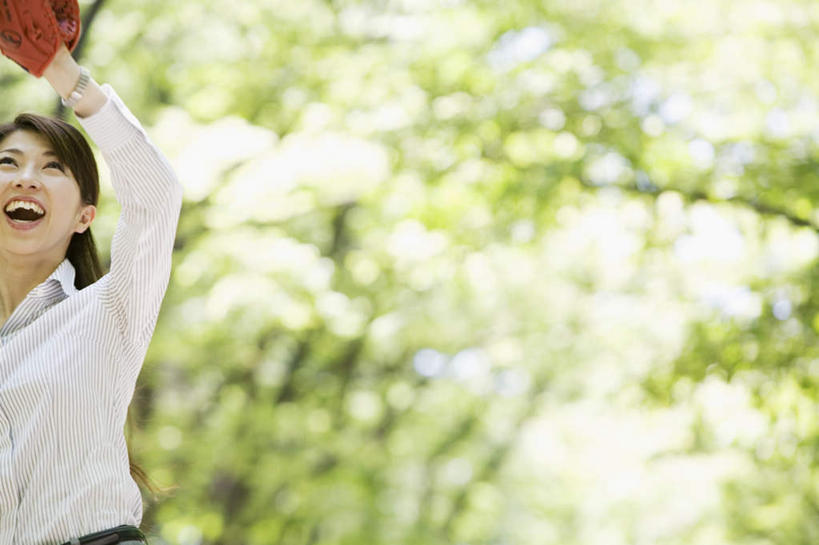 东方人,一个人,运动员,棒球运动员,站,举,横图,室外,白天,仰视,衬衫,锻炼,运动,棒球,垒球,植物,亚洲,仅一个年轻女性,仅一个女性,仅一个人,阴影,服装,朦胧,模糊,光线,棒球手套,影子,注视,休闲装,黄种人,球,树,树木,衣服,绿色,白色,黑色,阳光,自然,手套,观察,看,托,站着,休闲,休闲服,服饰,生长,成长,观看,察看,关注,棒球球员,体育,年轻女性,女人,女性,亚洲人,长发,体育运动员,运动选手,举起,举手,举着,向上举,向上伸,向上托,站立,半身,彩图,低角度拍摄,衬衣,健身