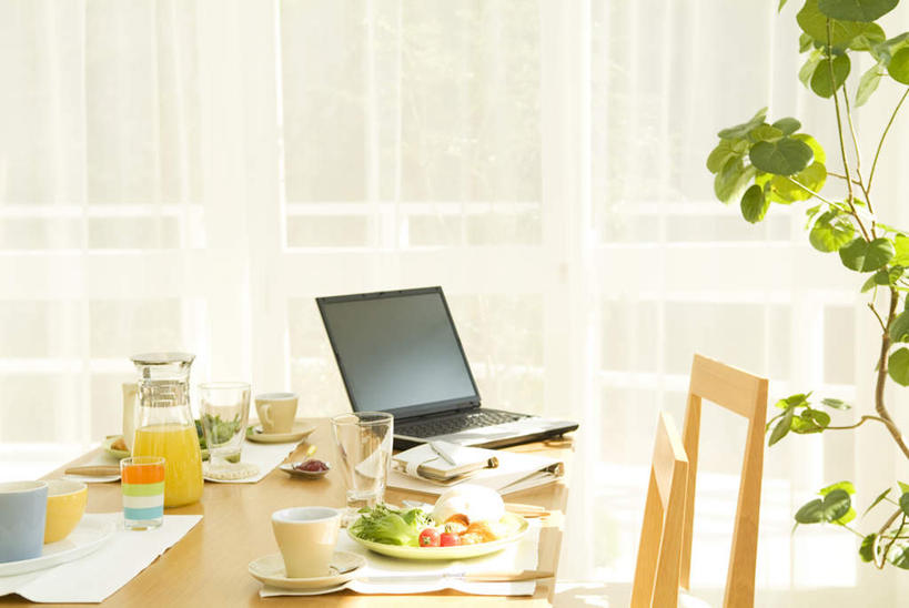 无人,横图,俯视,室内,白天,植物,餐桌,窗户,桌子,蔬菜,杯子,餐具,水果,叶子,瓷器,碟子,盘,盆栽,蔬菜沙拉,沙拉,橙汁,绿叶,咖啡杯,盆景,陶瓷制品,色拉,沙律,玻璃窗,玻璃制品,饮料,绿色,自然,盘子,玻璃瓶,瓶子,碟,嫩叶,有机食品,绿色食品,生长,成长,餐台,色拉酱,千岛酱,瓷杯,叶,叶片,彩图,高角度拍摄