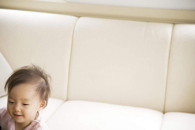 东方人,婴儿,儿童,一个人,客厅,站,笑,微笑,横图,俯视,室内,白天,纯洁,沙发,亚洲,仅一个人,阴影,服装,光线,影子,注视,休闲装,黄种人,小孩,衣服,阳光,观察,看,站着,休闲,休闲服,可爱,服饰,活泼,观看,察看,起居室,关注,宝宝,布艺沙发,纯真,烂漫,无邪,伶俐,天真,亚洲人,孩子,站立,半身,彩图,高角度拍摄