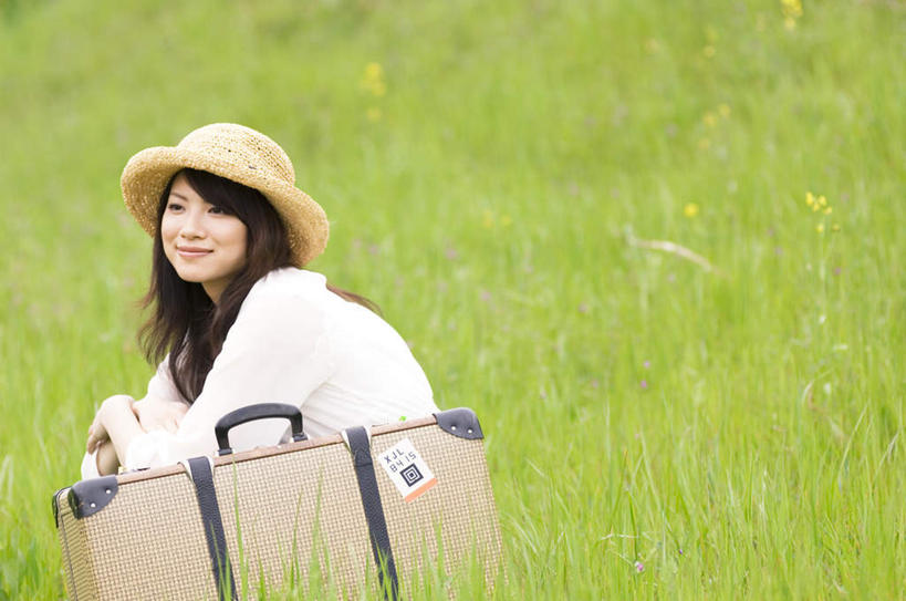 东方人,一个人,坐,横图,室外,白天,侧面,帽子,亚洲,仅一个年轻女性,仅一个女性,仅一个人,服装,朦胧,模糊,拉杆箱,旅行箱,注视,休闲装,黄种人,衣服,白色,黑色,行李箱,遮阳帽,箱子,观察,看,休闲,休闲服,服饰,观看,出差,察看,关注,年轻女性,女人,女性,亚洲人,长发,坐着,半身,彩图,旅行