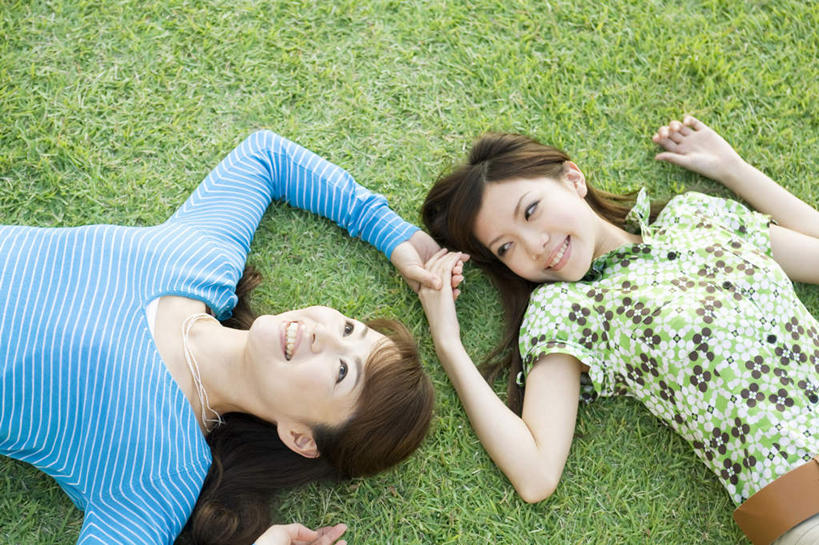 东方人,两个人,伙伴,朋友,躺,握手,笑,微笑,露齿笑,横图,俯视,室外,白天,衬衫,友谊,草地,草坪,植物,亚洲,花纹,条纹,服装,注视,休闲装,黄种人,草,衣服,蓝色,绿色,黑色,观察,看,休闲,休闲服,服饰,观看,察看,关注,友情,年轻女性,女人,女性,亚洲人,长发,搀手,拉手,手拉手,手握手,躺着,半身,彩图,高角度拍摄,衬衣