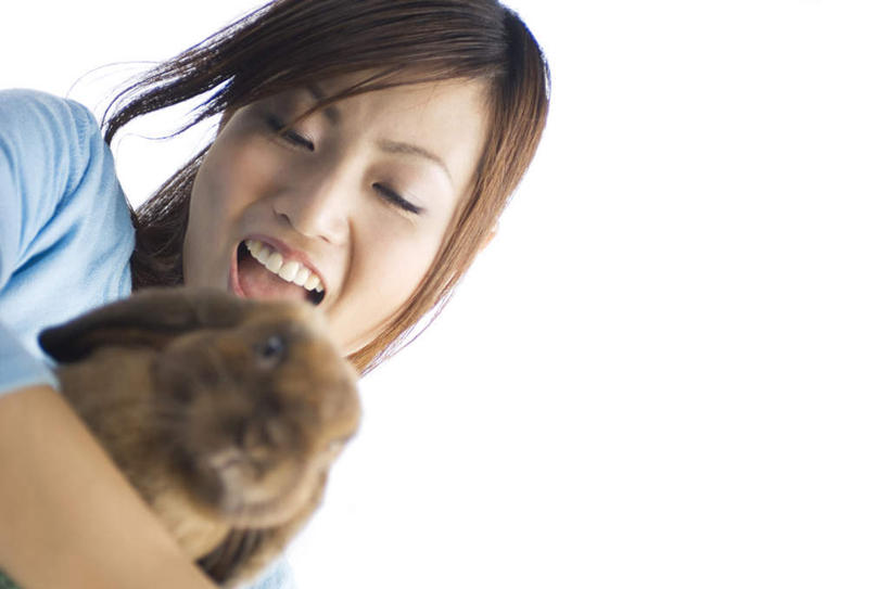 东方人,脸,头,脸颊,一个人,站,抱,横图,室外,特写,白天,仰视,哺乳动物,亚洲,仅一个年轻女性,仅一个女性,仅一个人,服装,朦胧,模糊,兔子,云,云朵,棕色,云彩,注视,休闲装,黄种人,一只,衣服,蓝色,白云,天空,动物,天,观察,看,站着,休闲,休闲服,服饰,抱着,观看,兔,察看,搂着,关注,年轻女性,女人,女性,亚洲人,头部,长发,脸部,脸蛋,面部,搂,搂抱,站立,半身,彩图,低角度拍摄