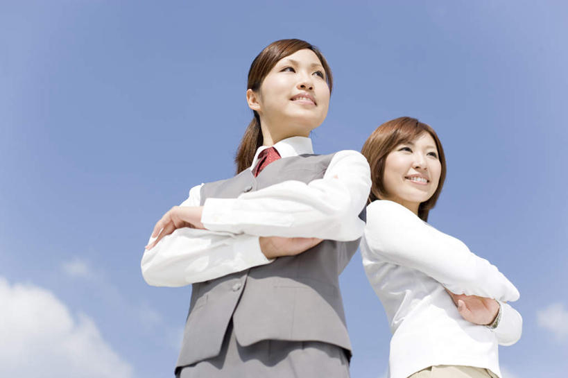 东方人,两个人,同事,商务人士,商务女性,站,双手交叉,横图,室外,白天,仰视,衬衫,成功,合作,团队,集体,信心,亚洲,阴影,套装,光线,影子,云,云朵,领带,云彩,注视,黄种人,队伍,蓝色,黑色,白云,蓝天,天空,阳光,天,观察,看,站着,晴朗,观看,察看,领导,双手抱胸,成就,关注,商务装,合伙,领袖,工薪阶层,年轻女性,女人,女性,亚洲人,年轻人,长发,白领,上班族,晴空,站立,半身,彩图,低角度拍摄,衬衣