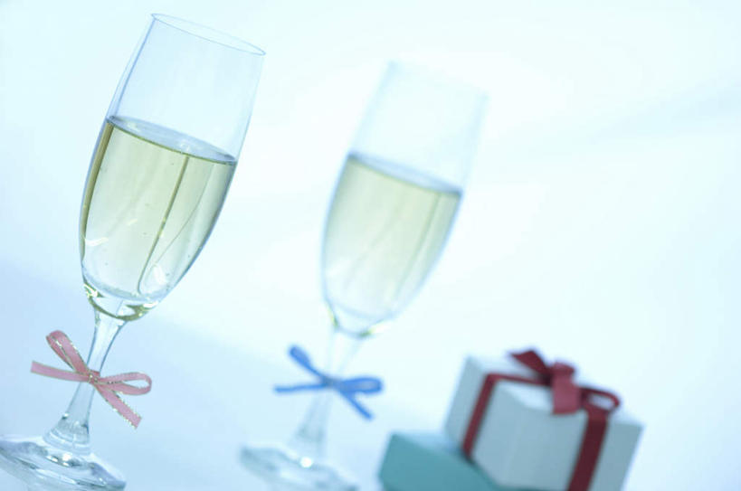葡萄酒,无人,横图,俯视,室内,特写,白天,白色背景,奢侈,快乐,餐桌,桌子,静物,杯子,礼盒,礼物,堆叠,朦胧,模糊,高脚杯,丝绸,丝带,纸盒,缎带,两杯,浪漫,玻璃制品,绸带,盒子,酒,饮料,红色,蓝色,包装盒,酒杯,礼品盒,香槟,诱惑,摄影,礼品,影棚,餐台,堆,香槟杯,气泡酒,起泡酒,汽酒,玻璃杯,彩图,高角度拍摄,影棚拍摄,高兴,欢笑,拍摄