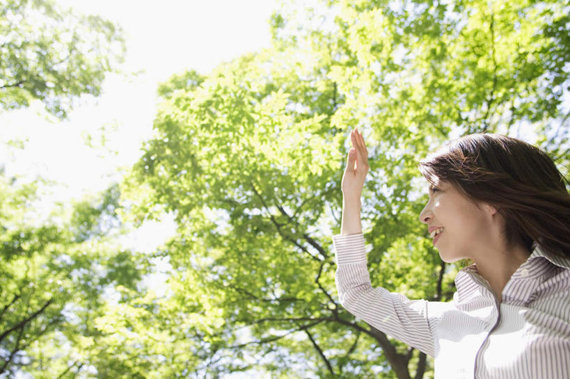 东方人,一个人,站,举,横图,室外,白天,仰视,植物,叶子,亚洲,仅一个年轻女性,仅一个女性,仅一个人,阴影,服装,光线,影子,绿叶,注视,休闲装,黄种人,树,树木,衣服,绿色,阳光,自然,观察,看,托,站着,休闲,休闲服,嫩叶,服饰,生长,成长,观看,察看,关注,年轻女性,女人,女性,亚洲人,叶,叶片,举起,举手,举着,向上举,向上伸,向上托,站立,半身,彩图,低角度拍摄