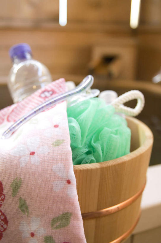 无人,竖图,俯视,室内,特写,白天,静物,花纹,朦胧,模糊,纺织物,木桶,桶,两个,粉色,绿色,瓶子,容器,塑料制品,毛巾,浴球,清洁,塑料瓶,储藏,保暖,一瓶,储存,透气,防水,储水,耐磨,吸水,彩图,高角度拍摄,贮存