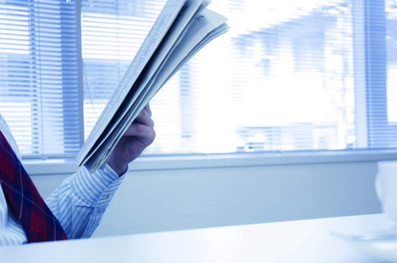 东方人,一个人,商务人士,商务男性,办公室,坐,横图,室内,白天,正面,衬衫,阅读,窗帘,桌子,报纸,杯子,餐具,亚洲,仅一个男性,仅一个人,学习,阴影,套装,装饰,光线,瓷器,碟子,盘,影子,办公桌,咖啡杯,领带,陶瓷制品,一杯,拿,拿着,黄种人,仅一个年轻男性,阳光,帘子,盘子,碟,看,遮阳,浏览,华丽,修饰,点缀,瓷杯,商务装,工薪阶层,衬托,美观,雅致,雅观,年轻男性,亚洲人,年轻人,白领,上班族,坐着,半身,彩图,衬衣