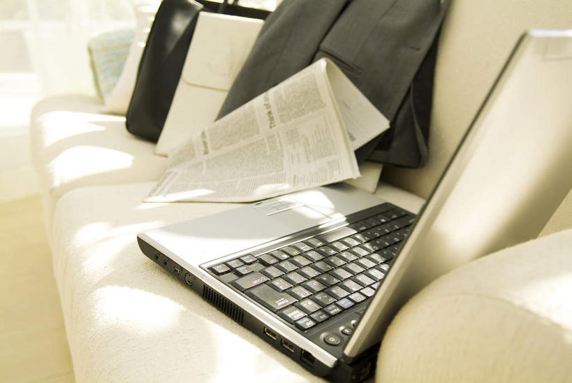 无人,横图,俯视,室内,特写,白天,电脑,笔记本电脑,沙发,静物,报纸,一张,阴影,光线,网络,信息,包,公文包,影子,通讯设备,外套,黑色,阳光,一件,公事包,新闻,一台,无线,通信设备,无线网络,无线上网,便携式电脑,手提电脑,彩图,高角度拍摄,报刊,皮沙发