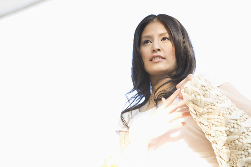 东方人,一个人,站,横图,室外,白天,仰视,亚洲,仅一个年轻女性,仅一个女性,仅一个人,阴影,服装,光线,影子,云,云朵,云彩,注视,休闲装,黄种人,衣服,黑色,白云,天空,阳光,天,观察,看,站着,休闲,休闲服,服饰,观看,察看,关注,年轻女性,女人,女性,亚洲人,长发,站立,半身,彩图,低角度拍摄