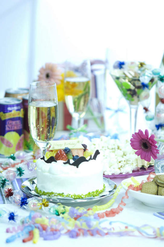 点心,葡萄酒,无人,竖图,室内,特写,白天,正面,奢侈,下午茶,快乐,餐桌,桌子,杯子,餐具,装饰,盛开,碟子,高脚杯,盘,食品,非洲菊,两杯,浪漫,花蕾,玻璃制品,酒,花,花瓣,花朵,鲜花,食物,糕点,饮料,一朵,紫色,盘子,酒杯,碟,香槟,花苞,花蕊,菊花,诱惑,摄影,影棚,餐台,华丽,修饰,点缀,香槟杯,扶郎花,灯盏花,千日菊,衬托,美观,雅致,雅观,气泡酒,起泡酒,汽酒,玻璃杯,彩图,影棚拍摄,高兴,欢笑,拍摄,蛋糕