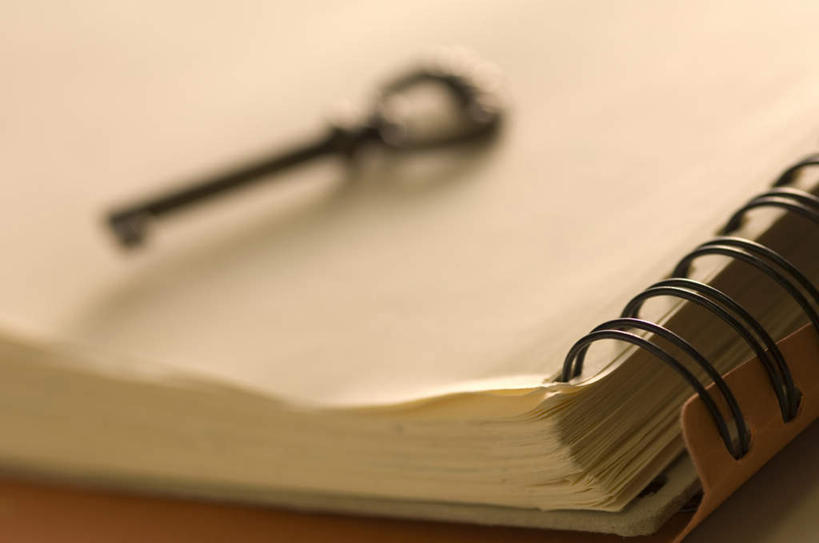 无人,横图,俯视,室内,特写,白天,安全,静物,一把,一本,朦胧,模糊,防护,记事本,钥匙,本子,笔记本,摄影,影棚,保护,开启,封闭,保险,私密,保全,周全,安稳,安定,防盗,平安,彩图,高角度拍摄,影棚拍摄,拍摄