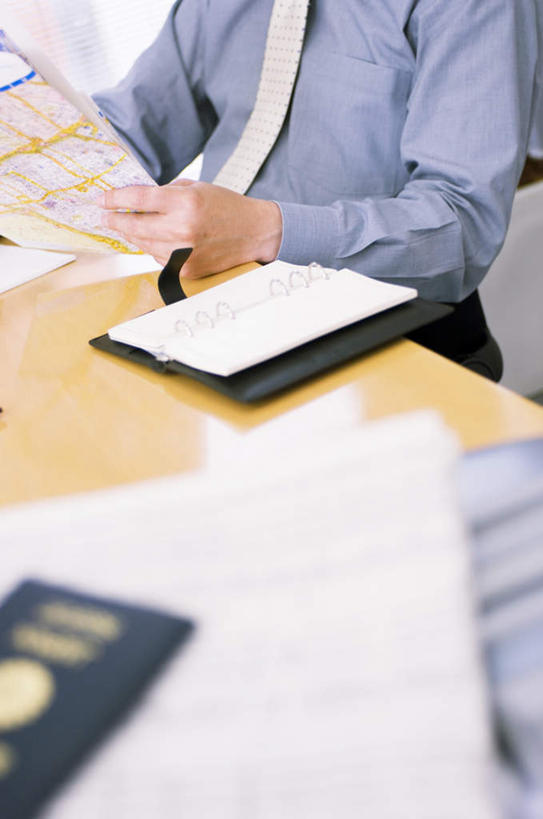 东方人,一个人,商务人士,商务男性,办公室,坐,竖图,俯视,室内,白天,衬衫,阅读,桌子,报纸,亚洲,仅一个男性,仅一个人,学习,套装,办公桌,记事本,领带,拿,拿着,黄种人,仅一个年轻男性,本子,笔记本,看,浏览,商务装,工薪阶层,年轻男性,亚洲人,年轻人,白领,上班族,坐着,半身,彩图,高角度拍摄,衬衣