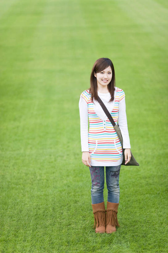 东方人,一个人,站,笑,微笑,露齿笑,竖图,俯视,彩色,室外,白天,草地,草坪,植物,亚洲,仅一个年轻女性,仅一个女性,仅一个人,条纹,服装,包,书包,注视,休闲装,黄种人,草,衣服,绿色,黑色,背包,观察,看,站着,休闲,休闲服,服饰,观看,单肩包,察看,关注,年轻女性,女人,女性,亚洲人,长发,站立,彩图,高角度拍摄,全身
