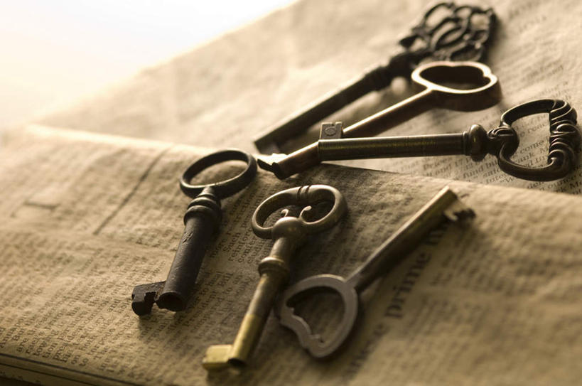 无人,横图,俯视,室内,特写,白天,复古,安全,静物,报纸,一张,许多,花纹,信息,防护,钥匙,古典,黑色,摄影,影棚,古董,保护,新闻,开启,封闭,保险,私密,保全,周全,安稳,安定,防盗,平安,彩图,高角度拍摄,影棚拍摄,拍摄,报刊