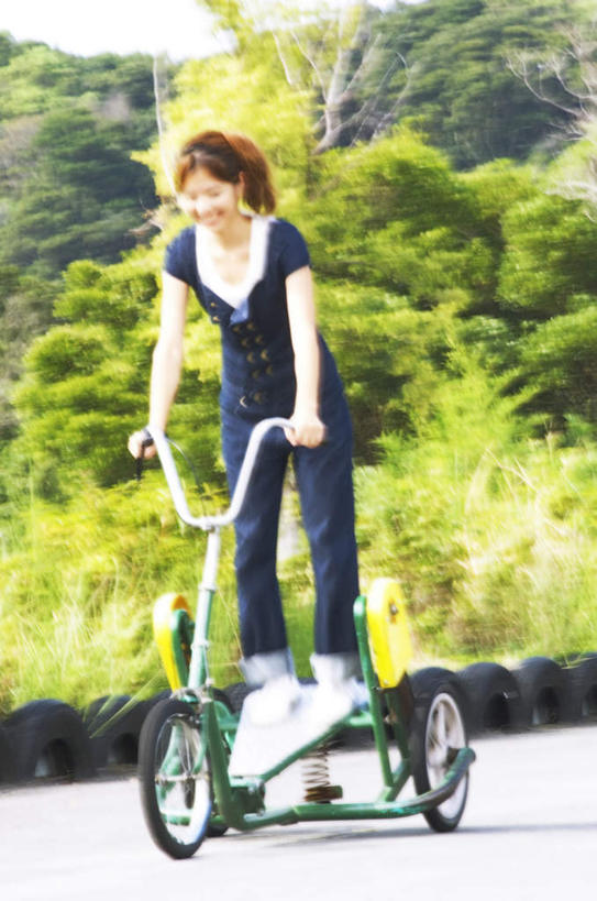 东方人,一个人,站,笑,微笑,露齿笑,竖图,室外,白天,正面,草地,草坪,植物,道路,路,公路,自行车,亚洲,仅一个年轻女性,仅一个女性,仅一个人,阴影,服装,光线,影子,交通,注视,休闲装,黄种人,车,脚踏车,草,树,树木,衣服,蓝色,绿色,黑色,阳光,自然,交通工具,观察,看,站着,休闲,休闲服,服饰,生长,成长,观看,察看,关注,载具,年轻女性,女人,女性,亚洲人,长发,马路,站立,彩图,全身