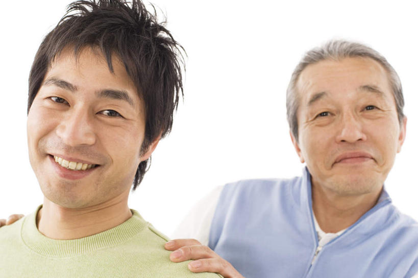 东方人,脸,头,脸颊,两个人,家庭,父亲,儿子,站,笑,微笑,露齿笑,横图,室内,特写,白天,白色背景,侧面,亚洲,服装,注视,休闲装,黄种人,衣服,蓝色,绿色,黑色,观察,看,站着,休闲,温暖,温馨,父子,一家人,休闲服,父爱,摄影,服饰,影棚,观看,和睦,察看,关注,老年男性,男人,男性,年轻男性,亚洲人,头部,脸部,脸蛋,面部,站立,半身,彩图,影棚拍摄,拍摄,融洽,短发