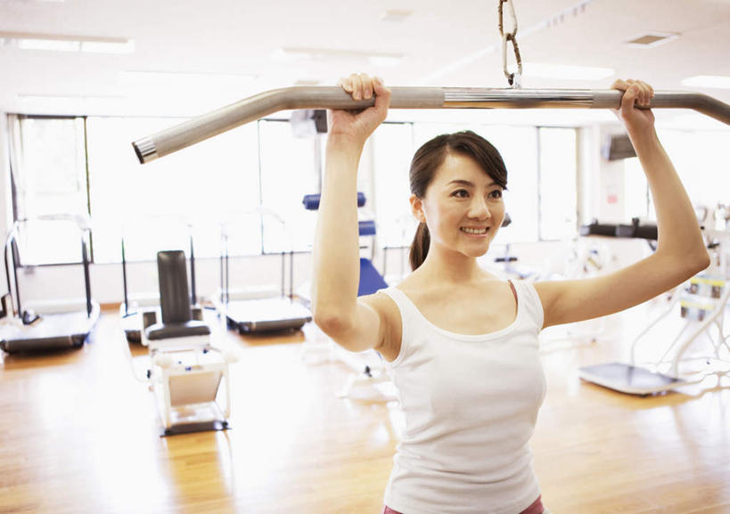 东方人,一个人,健身房,站,举,横图,室内,白天,正面,锻炼,运动,亚洲,仅一个年轻女性,仅一个女性,仅一个人,服装,注视,休闲装,黄种人,运动器械,衣服,观察,看,托,站着,休闲,休闲服,健身器械,服饰,观看,察看,关注,健身器材,体育,年轻女性,女人,女性,亚洲人,举起,举手,举着,向上举,向上伸,向上托,站立,半身,彩图,健身,健身馆,运动器材