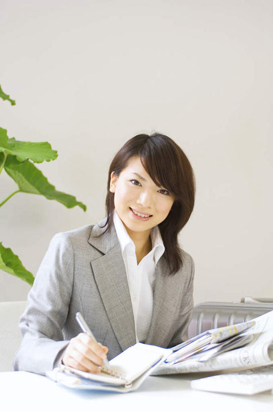 东方人,一个人,商务人士,商务女性,办公室,坐,笑,微笑,露齿笑,竖图,室内,白天,正面,衬衫,桌子,亚洲,仅一个年轻女性,仅一个女性,仅一个人,套装,笔,材料,档案,文件,办公桌,办公用品,圆珠笔,拿,拿着,注视,黄种人,文具,黑色,学习用品,资料,观察,看,观看,文具用品,察看,关注,文档,商务装,工薪阶层,年轻女性,亚洲人,年轻人,长发,白领,上班族,坐着,半身,彩图,衬衣