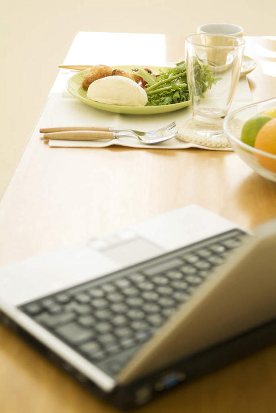 点心,面包,无人,竖图,俯视,室内,特写,白天,电脑,笔记本电脑,桌子,柑橘,餐具,水果,新鲜,网络,办公桌,生食,食品,面点,果实,通讯设备,食物,糕点,有机食品,绿色食品,一台,无线,通信设备,无线网络,无线上网,便携式电脑,手提电脑,进餐用具,烹调用具,橘子,桔子,橙子,橙,彩图,高角度拍摄