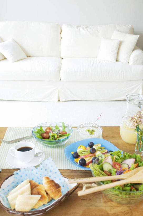 点心,面包,咖啡,无人,家,客厅,竖图,俯视,室内,白天,幸福,别墅,餐桌,家具,靠垫,沙发,装修,桌子,建筑,蔬菜,杯子,餐具,水果,欧式,装饰,瓷器,碟子,盘,房屋,屋子,公寓,蔬菜沙拉,沙拉,面点,咖啡杯,靠枕,陶瓷制品,一杯,豪华,娱乐,色拉,建设,现代,装潢,沙律,洋房,楼房,住宅,糕点,饮料,盘子,垫子,碟,室内装潢,枕头,享受,休闲,温馨,放松,乐趣,有机食品,绿色食品,餐台,色拉酱,明亮,提神,起居室,舒适,家居装潢,千岛酱,瓷杯,醒脑,房屋设计,地中海风格,古典风格,简约风格,室内设计,宽敞,样板房装潢,软饮料,设计,彩图,高角度拍摄,房子,皮沙发