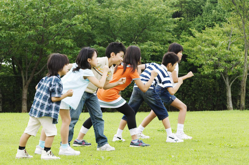 东方人,儿童,伙伴,朋友,跑,横图,室外,白天,正面,衬衫,锻炼,友谊,纯洁,运动,草地,草坪,植物,亚洲,一排,条纹,服装,整齐,许多人,注视,休闲装,黄种人,草,树,树木,排列,小孩,衣服,蓝色,绿色,自然,观察,看,一群人,休闲,休闲服,橙色,可爱,童年,童趣,服饰,生长,成长,观看,察看,队列,关注,童真,烂漫,无邪,体育,天真,友情,男孩,男人,男性,女孩,女人,女性,亚洲人,孩子,跑步,彩图,全身,衬衣,健身,男生,女生