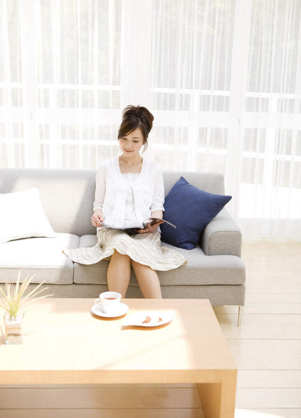 点心,面包,东方人,一个人,坐,竖图,室内,白天,正面,窗户,窗帘,靠垫,卧室,杯子,餐具,书籍,亚洲,仅一个年轻女性,仅一个女性,仅一个人,服装,装饰,瓷器,碟子,盘,食品,面点,咖啡杯,靠枕,陶瓷制品,一杯,拿,茶几,拿着,注视,休闲装,黄种人,玻璃窗,食物,糕点,衣服,白色,黑色,帘子,盘子,垫子,碟,枕头,观察,看,休闲,休闲服,遮阳,服饰,观看,华丽,修饰,点缀,察看,关注,瓷杯,衬托,美观,雅致,雅观,年轻女性,女人,女性,亚洲人,长发,书,图书,坐着,半身,彩图,睡房,卧房