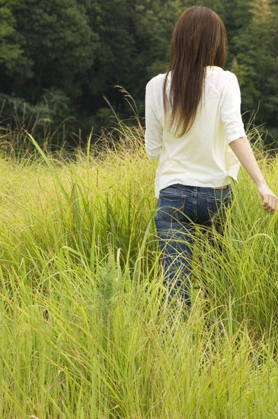 东方人,一个人,站,走,竖图,室外,白天,草地,草坪,植物,亚洲,仅一个年轻女性,仅一个女性,仅一个人,服装,休闲装,黄种人,草,树,树木,背面,衣服,绿色,白色,黑色,自然,站着,休闲,休闲服,服饰,生长,成长,年轻女性,女人,女性,亚洲人,长发,步行,散步,站立,走路,半身,彩图