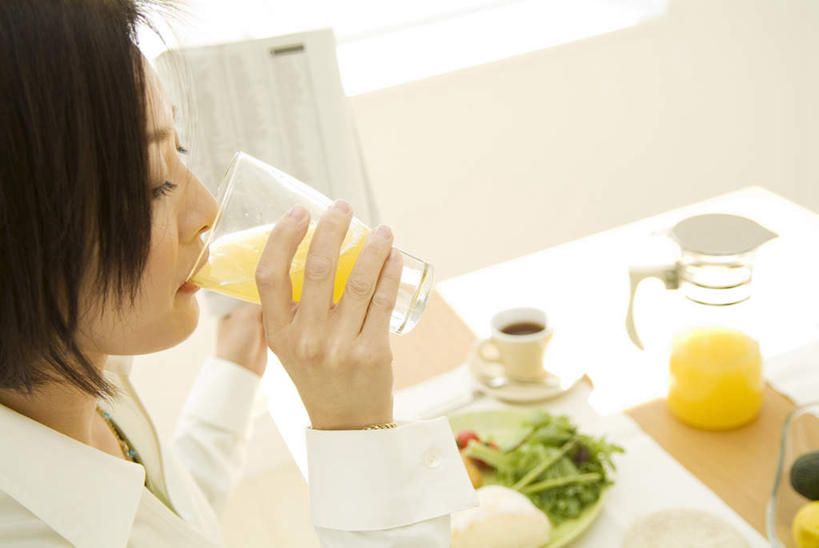 果汁,东方人,一个人,坐,横图,俯视,室内,白天,餐桌,桌子,柑橘,蔬菜,杯子,水果,亚洲,仅一个年轻女性,仅一个女性,仅一个人,喝,服装,饭厅,生菜,莴苣,蔬菜沙拉,沙拉,橙汁,饮品,拿,拿着,注视,休闲装,黄种人,色拉,沙律,玻璃制品,饮料,衣服,黑色,水杯,观察,看,休闲,休闲服,服饰,有机食品,绿色食品,餐台,观看,色拉酱,察看,关注,可口,千岛酱,春菜,鹅仔菜,莴仔菜,千金菜,叶用莴苣,适口,年轻女性,女人,女性,亚洲人,玻璃杯,橘子,桔子,橙子,橙,坐着,半身,彩图,高角度拍摄,短发