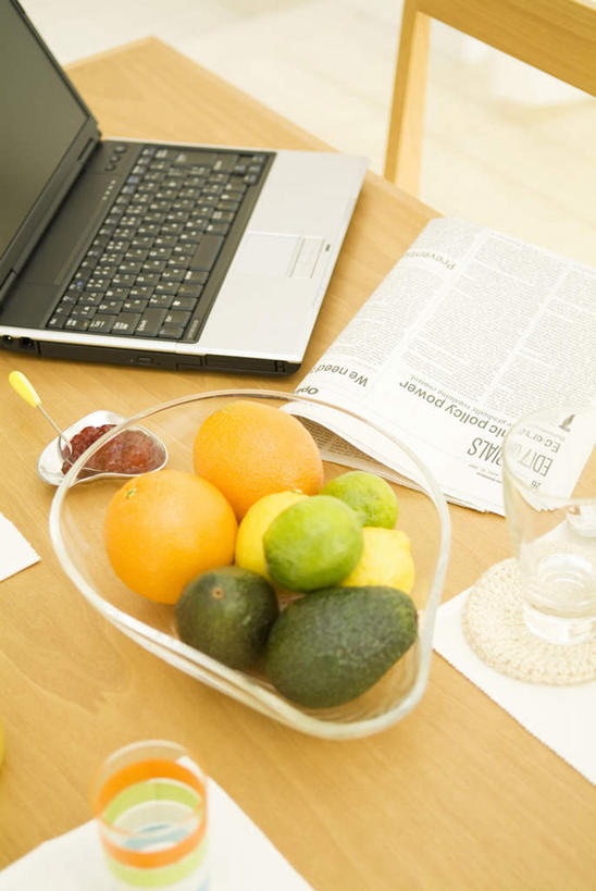 无人,竖图,俯视,室内,特写,白天,幸福,电脑,笔记本电脑,茶,桌子,柑橘,柠檬,杯子,餐具,水果,新鲜,网络,瓷器,碟子,盘,办公桌,生食,茶叶,食品,果实,咖啡杯,陶瓷制品,一杯,娱乐,通讯设备,食物,盘子,碟,酪梨,享受,休闲,温馨,鳄梨,放松,乐趣,有机食品,绿色食品,一台,油梨,提神,无线,舒适,瓷杯,醒脑,通信设备,无线网络,无线上网,便携式电脑,樟梨,酸橙,手提电脑,益母果,牛油果,柠果,橘子,桔子,橙子,橙,彩图,高角度拍摄