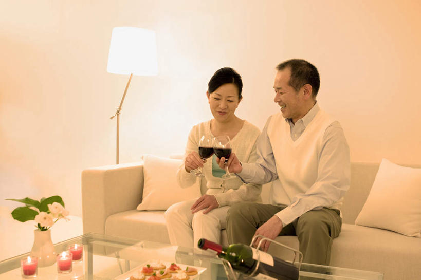 点心,葡萄酒,东方人,两个人,夫妻,坐,横图,室内,白天,正面,爱情,下午茶,卧室,桌面,桌子,杯子,蜡烛,照明,亚洲,服装,庆祝,高脚杯,火焰,烛光,墙,灯光,食品,红酒杯,酒类,浪漫,燃烧,拿,拿着,注视,休闲装,黄种人,墙壁,墙面,玻璃制品,灯,酒,食物,糕点,饮料,衣服,酒杯,灯具,落地灯,点燃,干杯,观察,看,碰杯,休闲,休闲服,恩爱,交际,友好,恋人,服饰,观看,照亮,庆贺,察看,照明设备,关注,礼仪,敬酒,劝酒,男人,男性,女人,女性,中年男性,中年女性,亚洲人,夫妇,情侣,玻璃杯,坐着,半身,彩图,睡房,卧房,伴侣,蛋糕