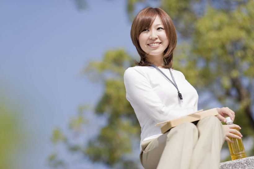 东方人,一个人,坐,笑,微笑,露齿笑,横图,室外,白天,仰视,植物,亚洲,仅一个年轻女性,仅一个女性,仅一个人,阴影,服装,朦胧,模糊,光线,影子,注视,休闲装,黄种人,树,树木,衣服,绿色,白色,黑色,阳光,自然,瓶子,塑料制品,观察,看,休闲,休闲服,塑料瓶,服饰,生长,成长,观看,察看,一瓶,关注,年轻女性,女人,女性,亚洲人,坐着,半身,彩图,低角度拍摄,短发