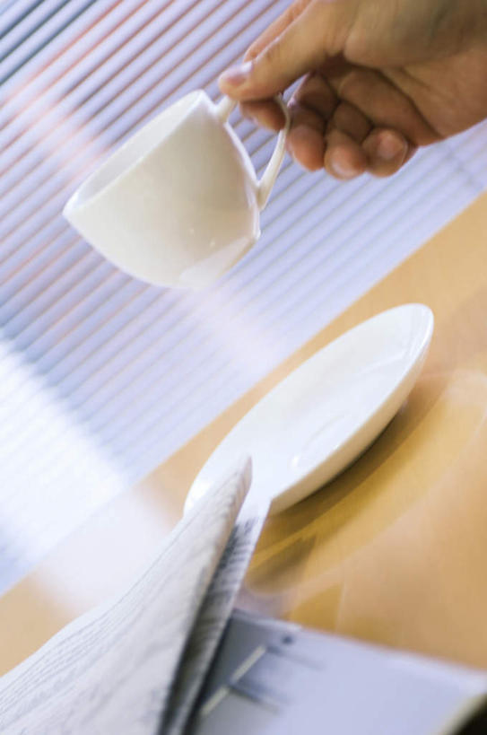 东方人,手,一个人,商务人士,商务男性,办公室,坐,竖图,室内,特写,白天,侧面,衬衫,桌子,杯子,餐具,亚洲,仅一个男性,仅一个人,套装,瓷器,碟子,盘,办公桌,咖啡杯,领带,陶瓷制品,拿,拿着,黄种人,仅一个年轻男性,盘子,碟,手部,单手,瓷杯,商务装,工薪阶层,年轻男性,亚洲人,年轻人,白领,上班族,坐着,半身,彩图,衬衣