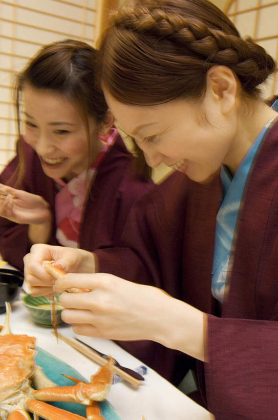 海鲜,东方人,两个人,伙伴,朋友,餐厅,坐,笑,微笑,露齿笑,竖图,室内,白天,正面,民族服装,友谊,餐桌,桌子,亚洲,和服,拿,拿着,注视,黄种人,水产,海洋生物,观察,看,服饰,餐台,观看,察看,关注,水生动物,海产品,水生物,海底动物,吴服,唐草,唐花,唐锦,友情,年轻女性,女人,女性,亚洲人,坐着,半身,彩图,传统服装,民俗服,餐馆,饭店,饭馆