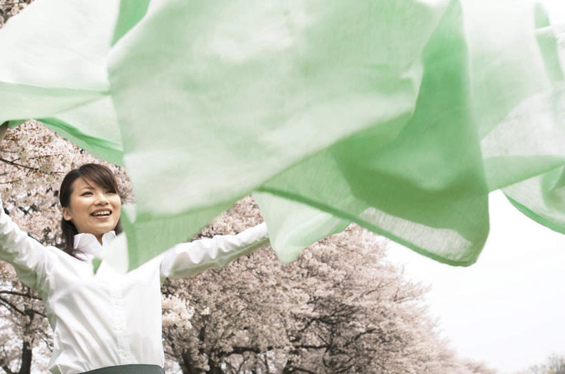 东方人,一个人,站,横图,室外,白天,正面,幸福,纯洁,植物,樱花,亚洲,仅一个年轻女性,仅一个女性,仅一个人,服装,盛开,床单,拿,花蕾,拿着,注视,休闲装,黄种人,花,花瓣,花朵,鲜花,树,树木,衣服,粉色,绿色,黑色,自然,花苞,花蕊,观察,看,站着,休闲,休闲服,服饰,生长,成长,观看,等待,察看,生命,关注,仙樱花,福岛樱,青肤樱,高尚,热烈,年轻女性,女人,女性,亚洲人,长发,荆桃,站立,半身,彩图