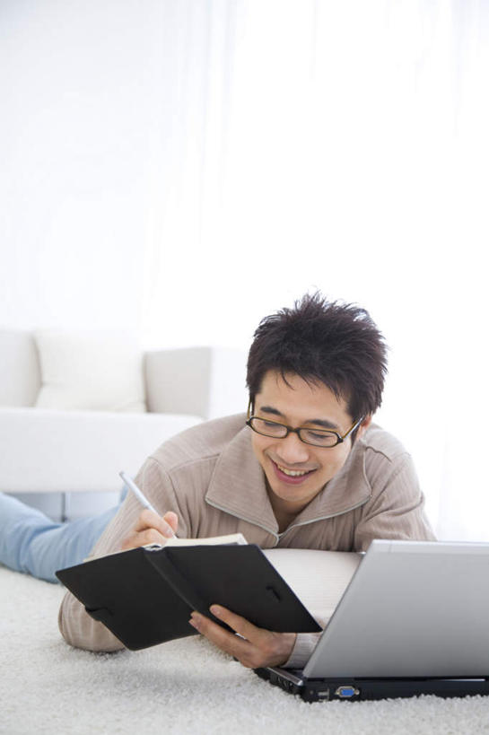 东方人,一个人,竖图,室内,白天,正面,电脑,笔记本电脑,床,卧室,亚洲,仅一个男性,仅一个人,服装,网络,笔,眼镜,双人床,办公用品,床单,圆珠笔,拿,拿着,注视,休闲装,黄种人,通讯设备,被子,文具,仅一个年轻男性,衣服,灰色,学习用品,观察,看,趴着,休闲,休闲服,服饰,观看,文具用品,察看,无线,被单,关注,通信设备,无线网络,近视眼镜,无线上网,便携式电脑,手提电脑,男人,男性,年轻男性,亚洲人,趴,半身,彩图,睡房,卧房