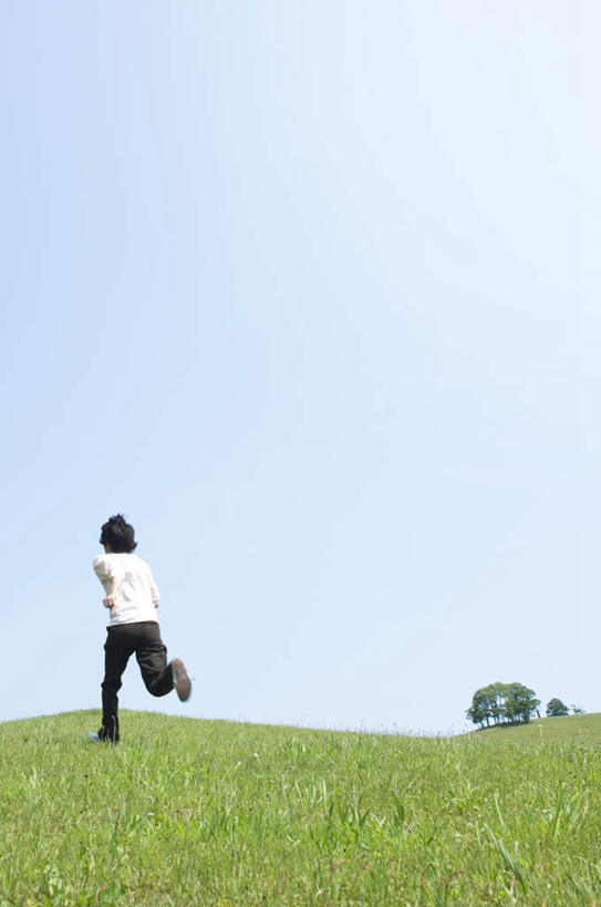 东方人,一个人,跑,竖图,室外,白天,锻炼,运动,草地,草坪,植物,亚洲,仅一个年轻女性,仅一个女性,仅一个人,阴影,服装,光线,影子,休闲装,黄种人,草,背面,衣服,蓝色,绿色,蓝天,天空,阳光,天,休闲,休闲服,服饰,晴朗,万里无云,体育,年轻女性,女人,女性,亚洲人,晴空,晴空万里,跑步,彩图,全身,健身