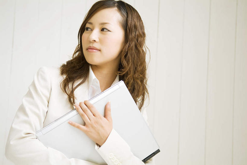 东方人,一个人,商务人士,商务女性,站,抱,横图,室内,白天,白色背景,正面,衬衫,电脑,笔记本电脑,亚洲,仅一个年轻女性,仅一个女性,仅一个人,套装,网络,注视,黄种人,通讯设备,观察,看,站着,摄影,影棚,抱着,观看,察看,无线,搂着,关注,通信设备,商务装,无线网络,无线上网,便携式电脑,工薪阶层,手提电脑,年轻女性,亚洲人,年轻人,白领,上班族,搂,搂抱,站立,半身,彩图,影棚拍摄,衬衣,拍摄