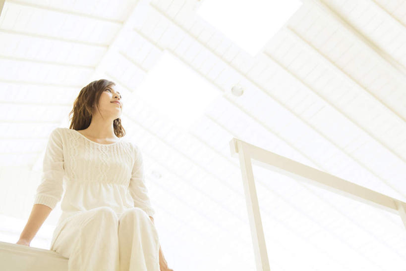 东方人,一个人,家,坐,横图,室内,白天,仰视,天花板,亚洲,仅一个年轻女性,仅一个女性,仅一个人,服装,房屋,屋子,注视,休闲装,黄种人,楼房,住宅,衣服,白色,黑色,观察,看,休闲,休闲服,服饰,观看,察看,关注,年轻女性,女人,女性,亚洲人,长发,坐着,半身,彩图,低角度拍摄,房子