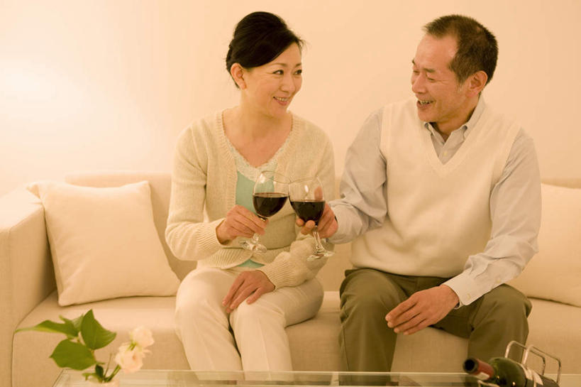 葡萄酒,东方人,两个人,夫妻,坐,笑,微笑,横图,室内,白天,正面,爱情,卧室,杯子,亚洲,阴影,服装,庆祝,光线,高脚杯,影子,灯光,红酒杯,酒类,浪漫,拿,拿着,注视,休闲装,黄种人,墙壁,墙面,玻璃制品,酒,饮料,衣服,酒杯,干杯,观察,看,碰杯,休闲,休闲服,恩爱,交际,友好,恋人,服饰,观看,庆贺,察看,关注,礼仪,敬酒,劝酒,男人,男性,女人,女性,中年男性,中年女性,亚洲人,夫妇,情侣,玻璃杯,坐着,半身,彩图,睡房,卧房,伴侣