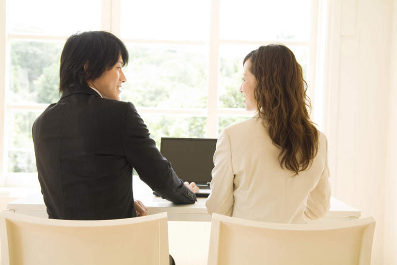 东方人,两个人,同事,商务人士,商务男性,商务女性,办公室,坐,笑,微笑,横图,室内,白天,衬衫,成功,合作,团队,集体,信心,电脑,笔记本电脑,植物,窗户,桌子,亚洲,阴影,套装,光线,网络,影子,办公桌,棕色,领带,黄种人,通讯设备,队伍,玻璃窗,树,树木,背面,绿色,阳光,自然,生长,成长,无线,领导,成就,通信设备,商务装,无线网络,合伙,领袖,无线上网,便携式电脑,工薪阶层,手提电脑,男人,男性,年轻男性,年轻女性,女人,女性,亚洲人,年轻人,长发,卷发,白领,上班族,坐着,半身,彩图,衬衣