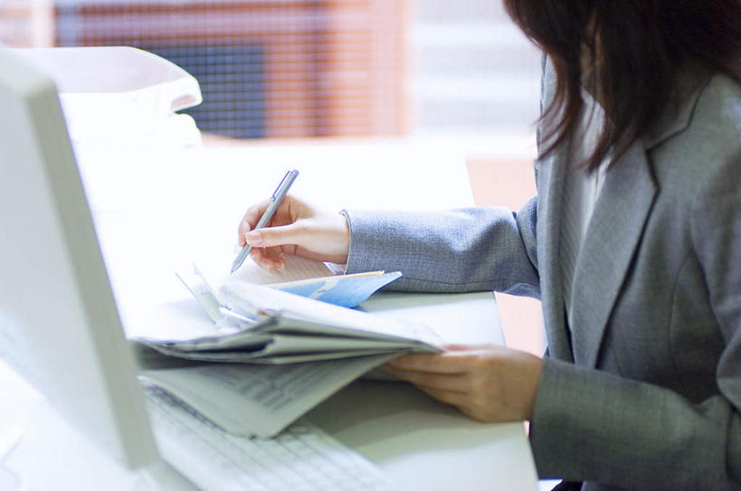 东方人,一个人,商务人士,商务女性,办公室,坐,横图,室内,白天,侧面,衬衫,显示器,桌子,亚洲,仅一个年轻女性,仅一个女性,仅一个人,握,套装,朦胧,模糊,笔,屏幕,办公桌,办公用品,圆珠笔,黄种人,显示屏,文具,学习用品,握着,文具用品,商务装,工薪阶层,输出设备,年轻女性,亚洲人,年轻人,白领,上班族,坐着,半身,彩图,衬衣