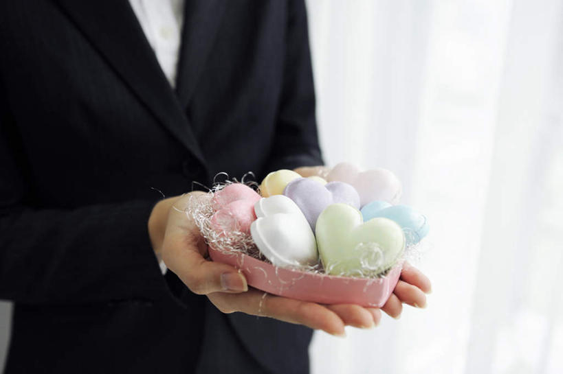 东方人,手,一个人,商务人士,商务女性,站,捧,横图,俯视,室内,特写,白天,白色背景,衬衫,爱情,礼盒,礼物,亚洲,双手,仅一个年轻女性,仅一个女性,仅一个人,许多,套装,爱心,纸盒,浪漫,黄种人,盒子,包装盒,礼品盒,站着,温暖,温馨,心形,手部,恩爱,摄影,礼品,影棚,和睦,商务装,工薪阶层,年轻女性,亚洲人,年轻人,心型,白领,上班族,端,端着,捧着,手捧,站立,半身,彩图,高角度拍摄,影棚拍摄,衬衣,拍摄,融洽