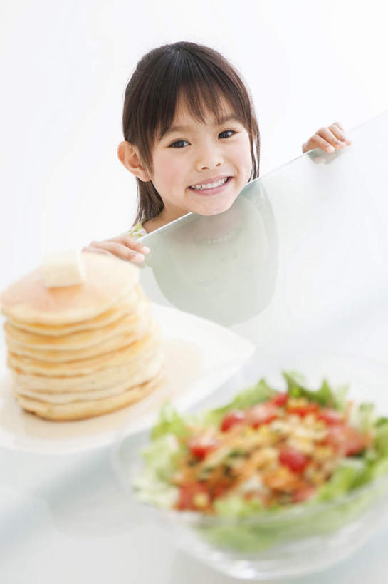 点心,东方人,儿童,脸,头,脸颊,一个人,坐,笑,微笑,露齿笑,竖图,俯视,室内,特写,白天,白色背景,下午茶,纯洁,餐桌,桌子,蔬菜,西红柿,餐具,水果,亚洲,仅一个女性,仅一个人,一堆,许多,堆叠,堆积,服装,碟子,盘,蔬菜沙拉,沙拉,注视,休闲装,黄种人,色拉,沙律,糕点,小孩,衣服,黑色,盘子,碟,观察,看,仅一个小孩,休闲,休闲服,可爱,童年,童趣,摄影,服饰,有机食品,绿色食品,影棚,餐台,观看,色拉酱,堆,察看,关注,千岛酱,童真,烂漫,无邪,天真,女孩,女人,女性,亚洲人,孩子,头部,长发,脸部,脸蛋,面部,番茄,坐着,半身,彩图,高角度拍摄,影棚拍摄,拍摄,女生