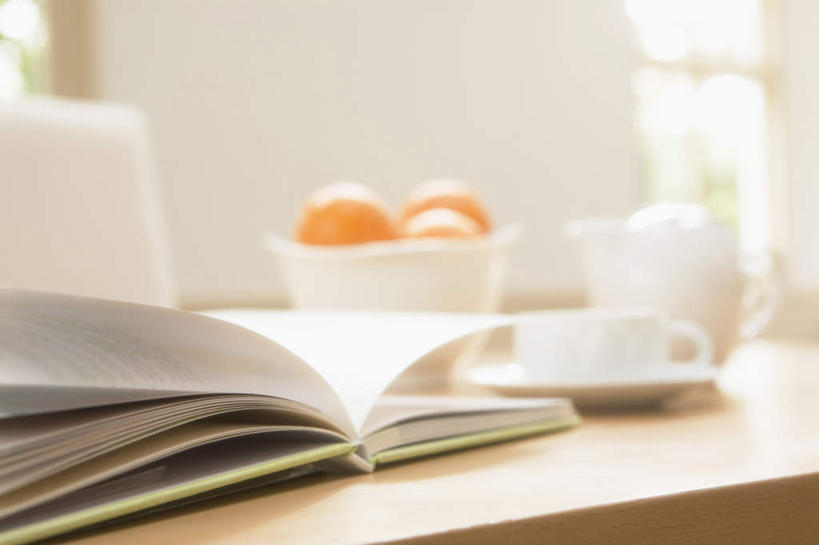 无人,横图,室内,特写,白天,正面,桌子,柑橘,杯子,餐具,书籍,水果,一本,许多,朦胧,模糊,新鲜,瓷器,碟子,盘,办公桌,生食,食品,果实,咖啡杯,陶瓷制品,一杯,食物,盘子,碟,翻开,有机食品,绿色食品,瓷杯,书,图书,橘子,桔子,橙子,橙,彩图