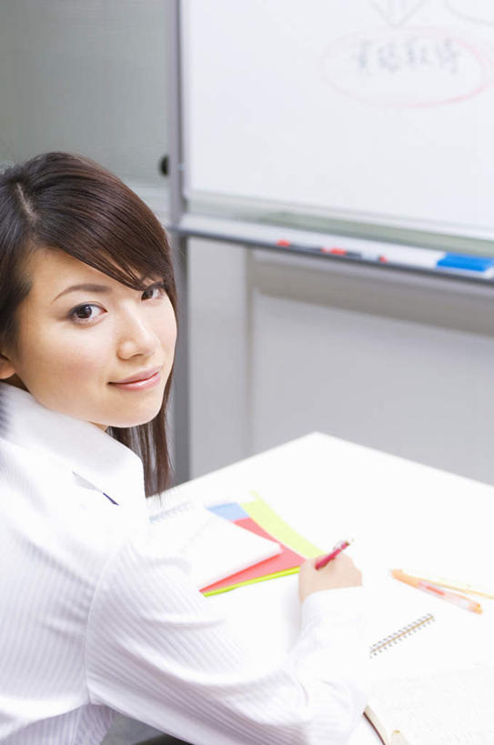 东方人,一个人,商务人士,商务女性,办公室,坐,竖图,俯视,室内,白天,衬衫,桌子,亚洲,仅一个年轻女性,仅一个女性,仅一个人,握,套装,笔,办公桌,办公用品,记事本,圆珠笔,扭头,注视,黄种人,文具,黑色,白板,本子,笔记本,学习用品,观察,看,转头,握着,观看,文具用品,察看,关注,商务装,记录板,工薪阶层,记事板,年轻女性,亚洲人,年轻人,长发,白领,上班族,坐着,半身,彩图,高角度拍摄,衬衣